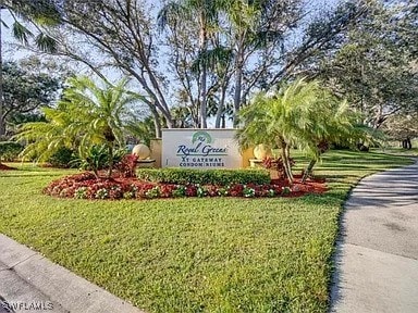 community sign with a lawn