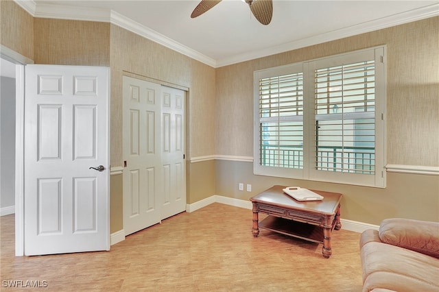 living area featuring crown molding and ceiling fan