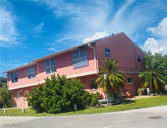 view of front facade featuring a front yard