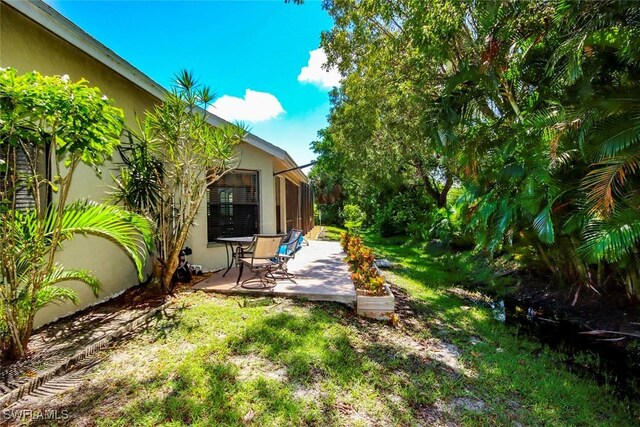 view of yard featuring a patio