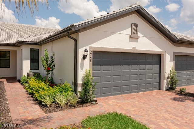 view of front facade featuring a garage