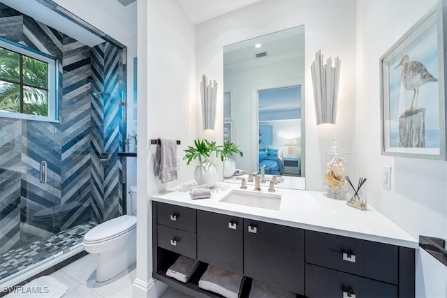 ensuite bathroom featuring visible vents, toilet, ensuite bathroom, a stall shower, and vanity