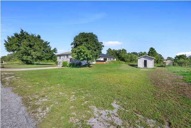 view of yard featuring a storage shed