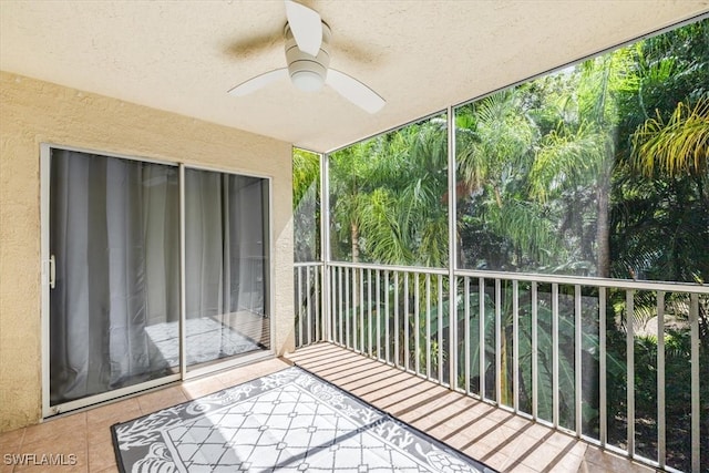 sunroom with ceiling fan