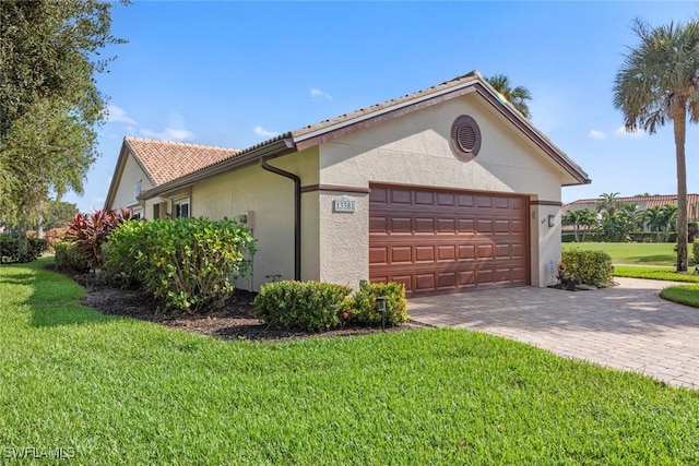 view of front of home featuring a front yard and a garage