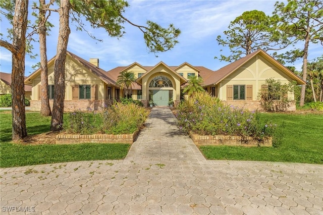 view of front of property featuring a front lawn and stucco siding