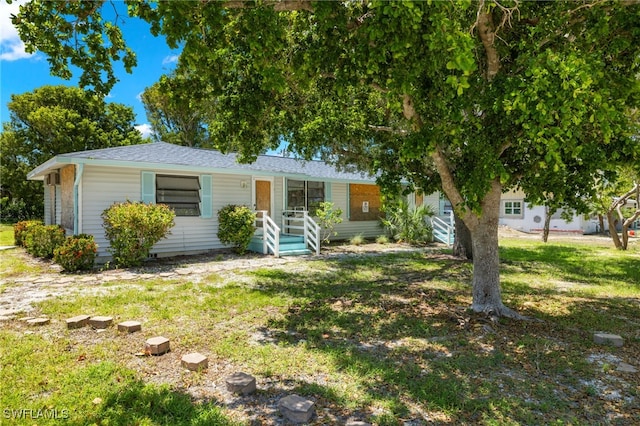 view of front of house featuring a front lawn and covered porch