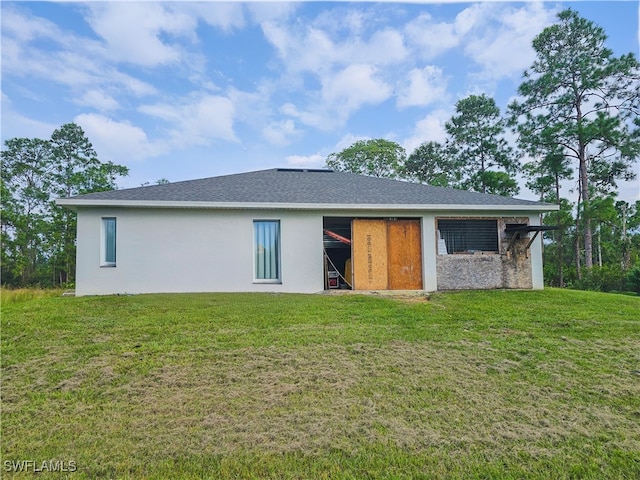 back of house featuring a lawn