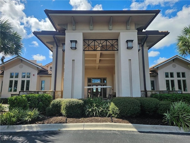 view of exterior entry featuring stucco siding