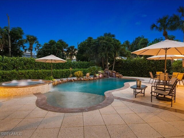 view of pool with an in ground hot tub and a patio area