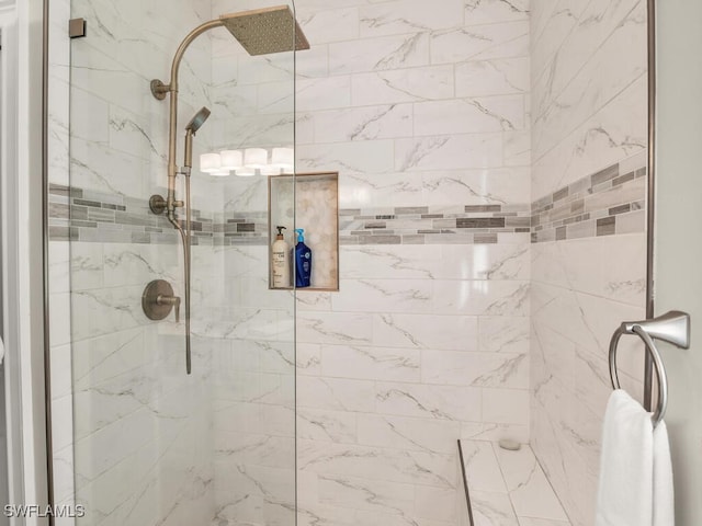 bathroom featuring tiled shower