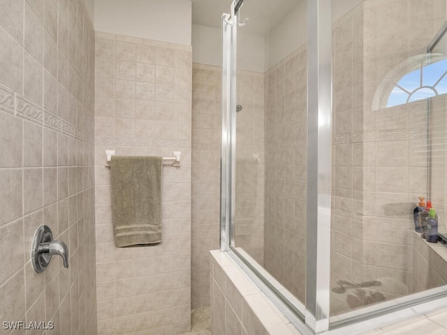 bathroom featuring a tile shower