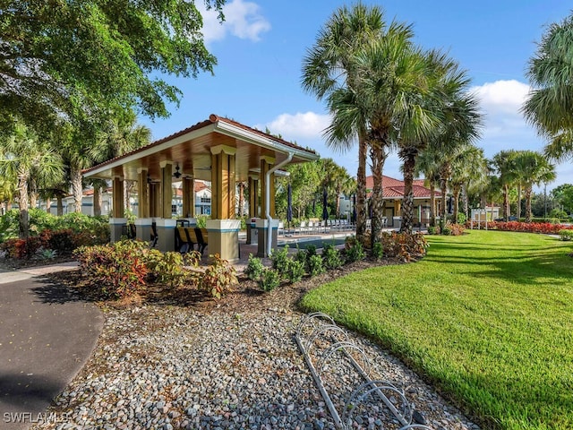 view of property's community featuring a yard