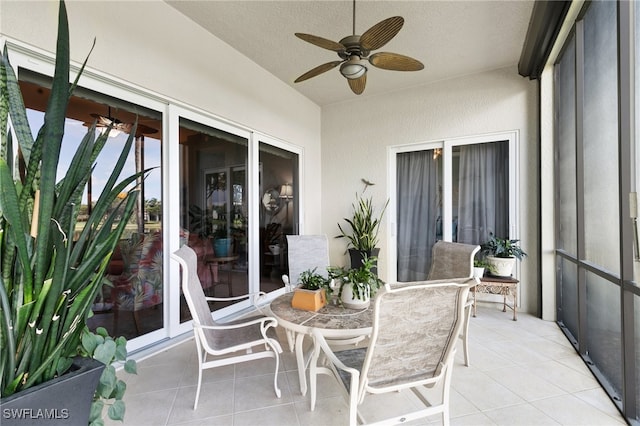 sunroom with ceiling fan