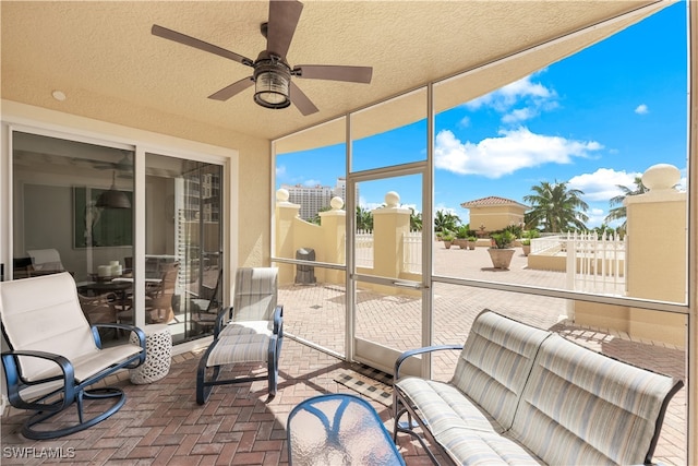 sunroom with ceiling fan