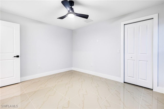 unfurnished bedroom featuring ceiling fan and a closet