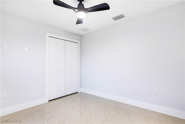 unfurnished bedroom featuring ceiling fan and a closet