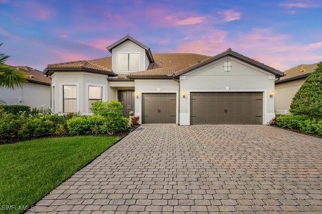 view of front of house featuring a yard and a garage