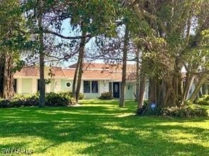 ranch-style home featuring a front lawn