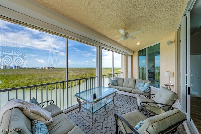 sunroom with ceiling fan