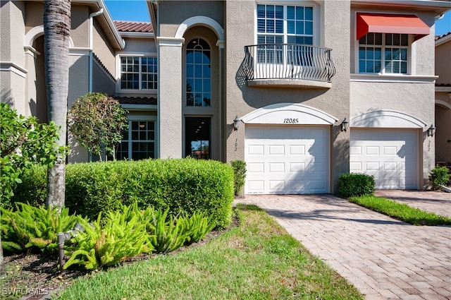 view of front of property featuring a garage