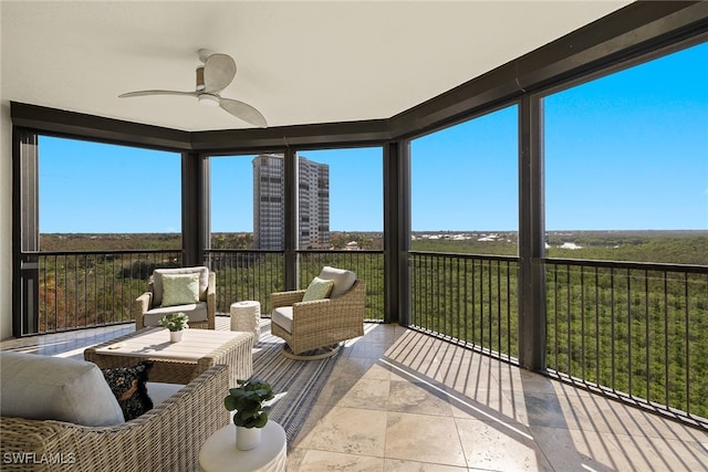 sunroom with ceiling fan