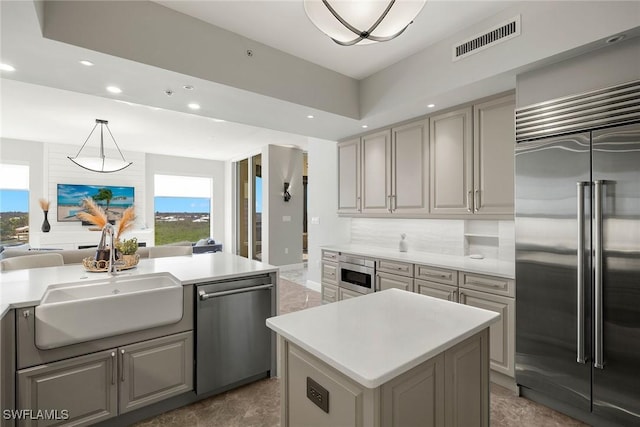 kitchen featuring visible vents, a healthy amount of sunlight, recessed lighting, a sink, and stainless steel appliances
