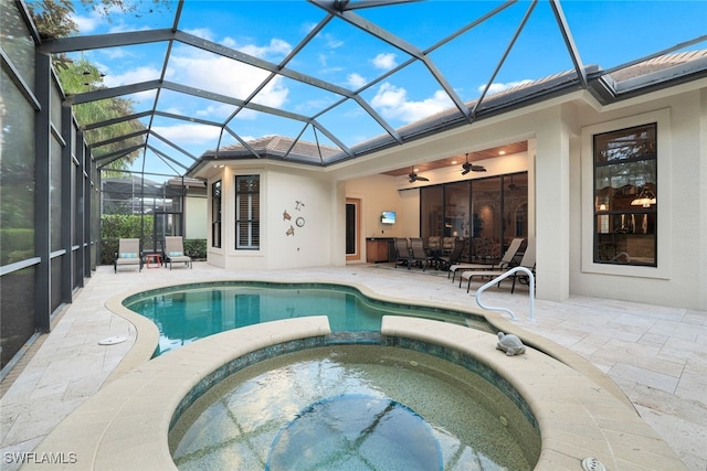 view of swimming pool featuring a lanai, ceiling fan, an in ground hot tub, and a patio area