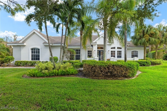 view of front facade featuring a front lawn