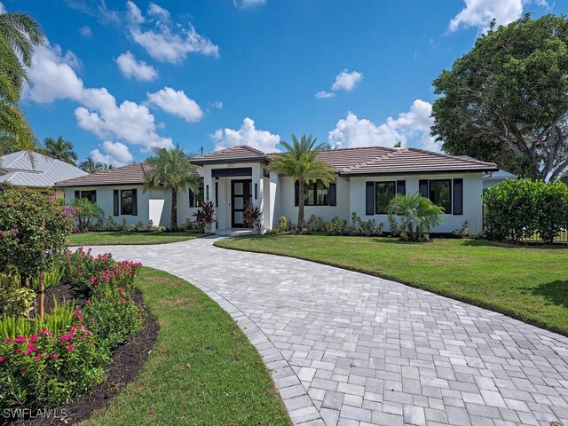 view of front facade with a front lawn