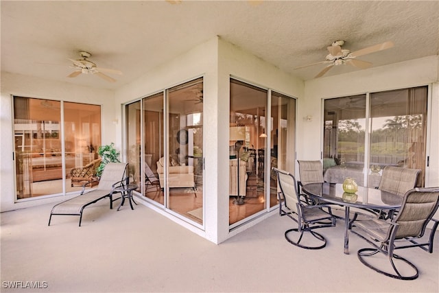 sunroom with ceiling fan