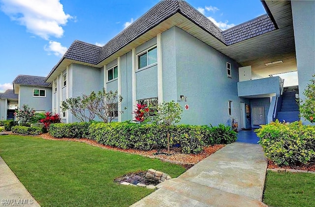 view of side of property featuring a yard