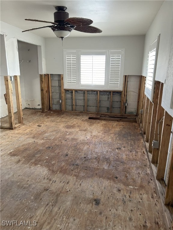 empty room featuring ceiling fan