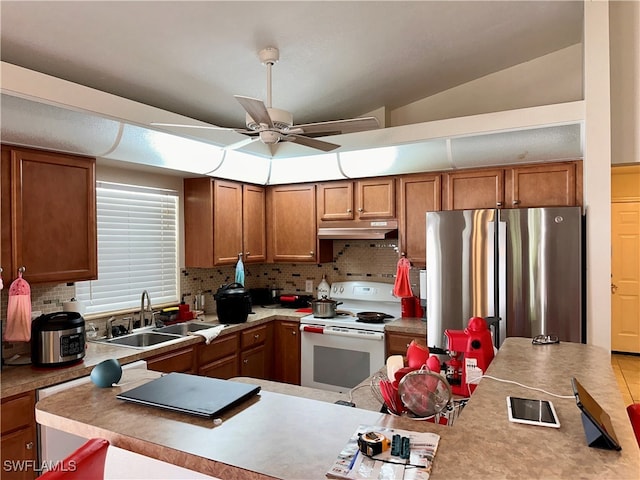 kitchen with stainless steel refrigerator, sink, backsplash, vaulted ceiling, and electric stove