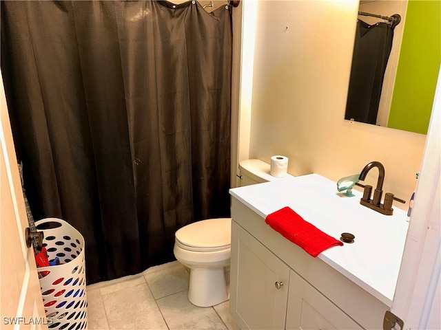 bathroom with toilet, a shower with curtain, and vanity