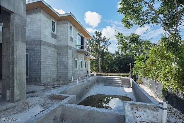 view of swimming pool