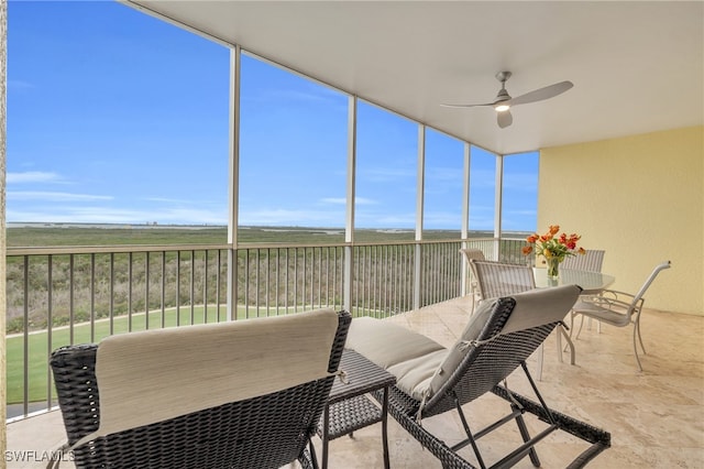 sunroom with ceiling fan