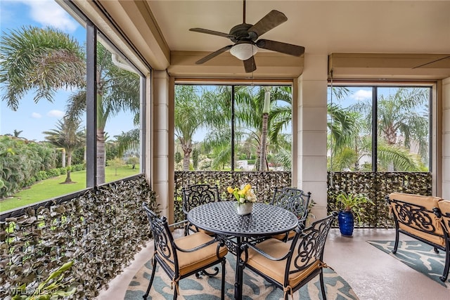 sunroom with ceiling fan