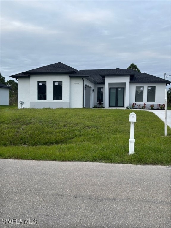 view of front of property featuring a front lawn