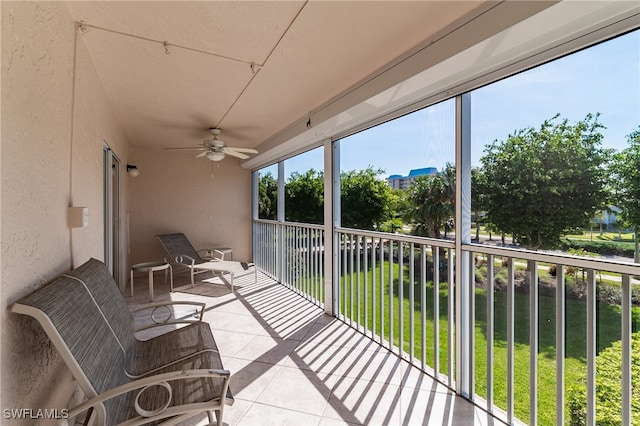 sunroom with ceiling fan