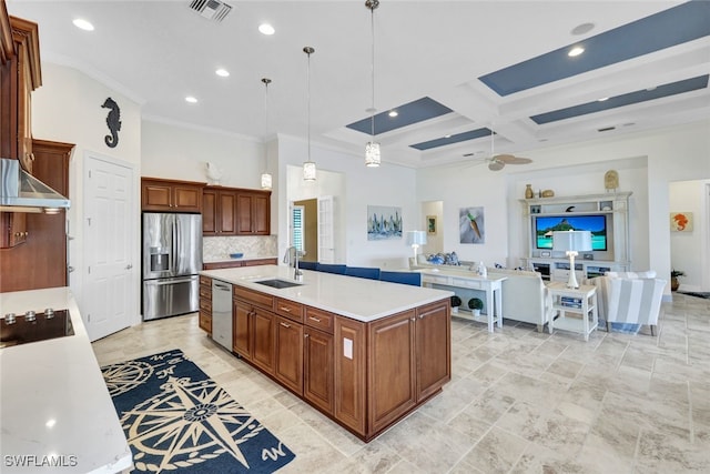 kitchen with an island with sink, stainless steel appliances, sink, decorative light fixtures, and ceiling fan