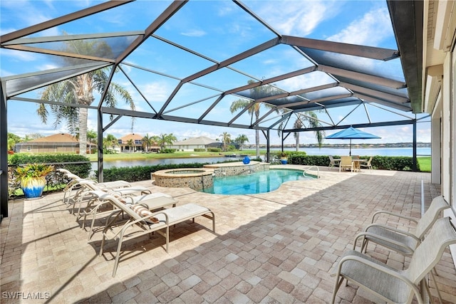 view of pool featuring an in ground hot tub, a patio, a water view, and a lanai