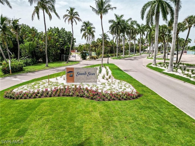 community sign featuring a yard