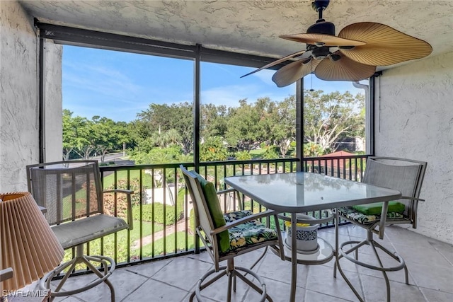 sunroom featuring ceiling fan