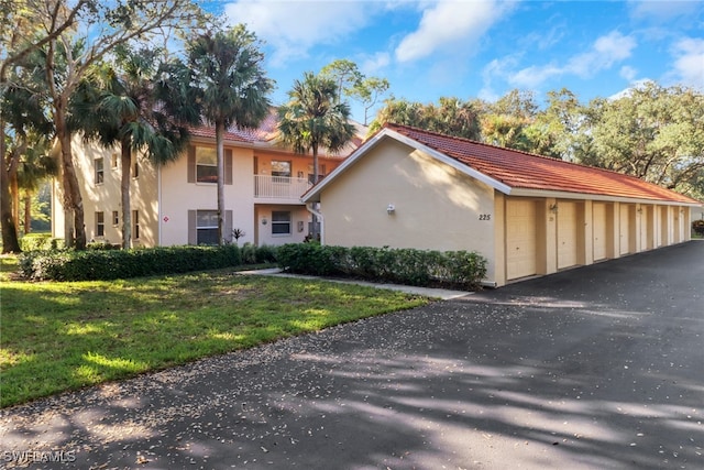 view of front of house featuring a front yard