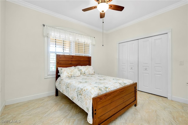 bedroom with ceiling fan, crown molding, and a closet