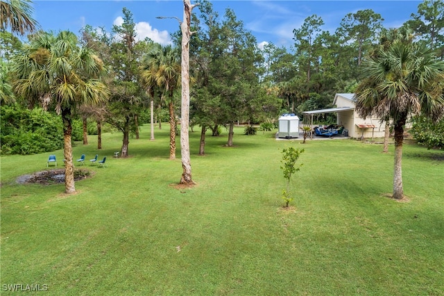 view of yard featuring a storage unit