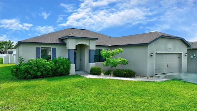 view of front facade featuring a front yard and a garage