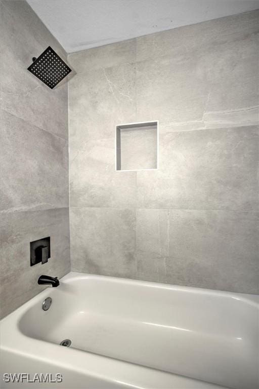 bathroom with tiled shower / bath