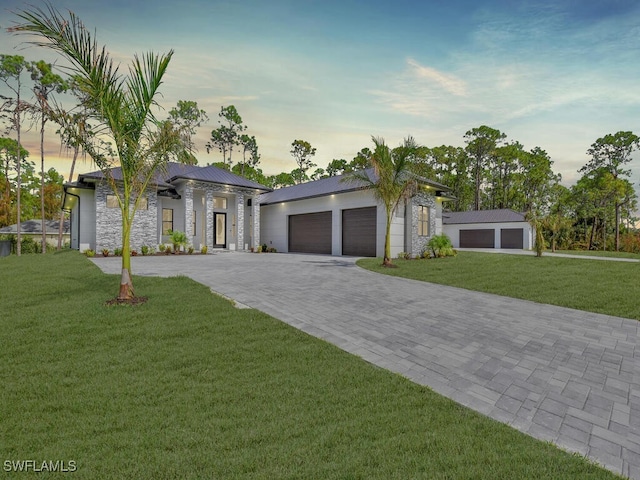 view of front facade featuring a yard and a garage